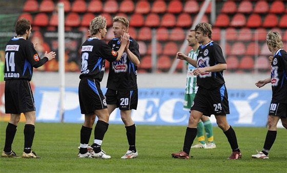 Fotbalisté Kladna se radují z gólu, který do sít stíkovských Bohemians vstelil David Zoubek (íslo 20)