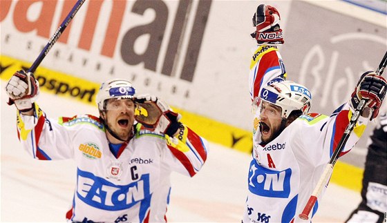 Pardubití hokejisté Jan Starý (vpravo) a Petr Koukal se radují z gólu v semifinále play-off