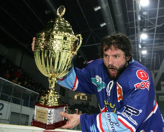Hokejisté Chomutova pebírají pohár pro vítze 1. ligy