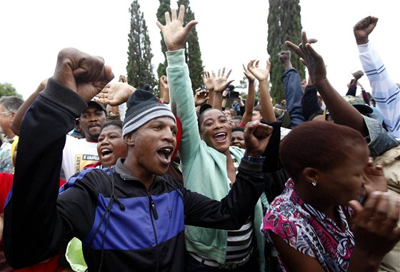 Rezidenti Venterdropu zpívají ped soudem s údajnými vrahy bloského nacionalisty Terreblancheho jihoafrickou hymnu (6. dubna 2010)