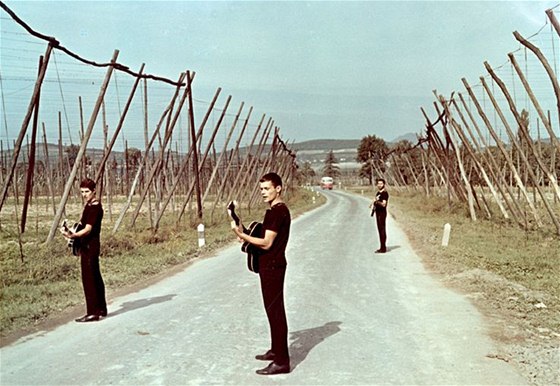 Choreograf Josef KOníek si ve Starcích na chmelu zahrál i kytaristu (uprosted). V triu ho doplnili Josef Laufer (vlevo) a Petr Musil.