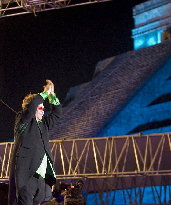 Elton John koncertoval v Mexiku v mayských rozvalinách