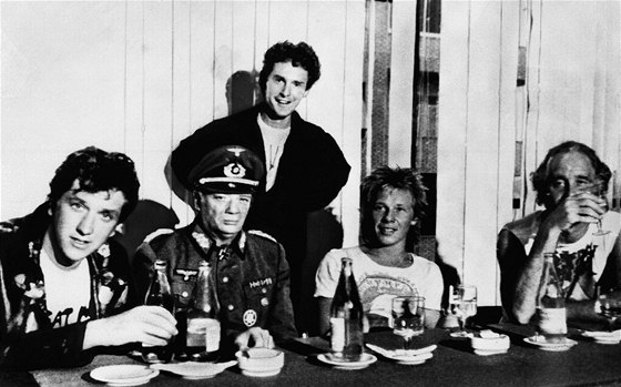 Bývalý manaer Sex Pistols Malcolm McLaren s kapelou