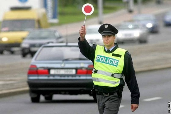 I pro policisty zvyklé na mnohé bylo zjitní, e opilý mladík sedl za volant pt dn po zkoukách, hodn pekvapivé. (Ilustraní snímek)