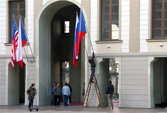 Na Praském hrad se na poslední chvíli vyvují státní vlajky. (8. dubna 2010)