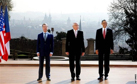 Prezidenti Dmitrij Medvedv, Václav Klaus a Barack Obama pi spoleném focení v zahradách Praského hradu. (8. dubna 2010)