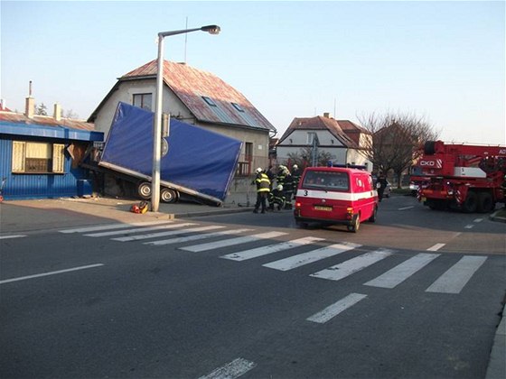 Utrený pívs se zastavil o zídku a stavební buku