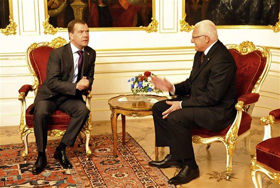 Prezident Václav Klaus s ruským kolegou Dmitrijem Medvedvem pi brífinku na Praském hrad (7. dubna 2010)