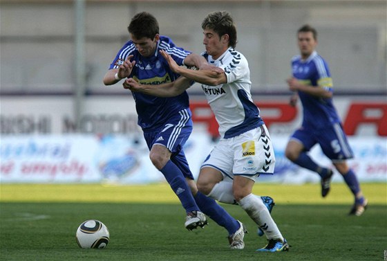 Odveta tvrtfinále Ondráovka Cupu: Olomouc - Liberec 1:0, domácí Tomá Hoava (vlevo) a liberecký Luká Vácha bojují o mí.