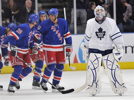 Václav Prospal (vlevo) a Michal Rozsíval se tí z gólu Rangers, vedle nich zklamaný branká Toronta Jonas Gustavsson.