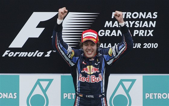 Sebastian Vettel (Red Bull) se raduje z triumfu ve Velké cen Malajsie.