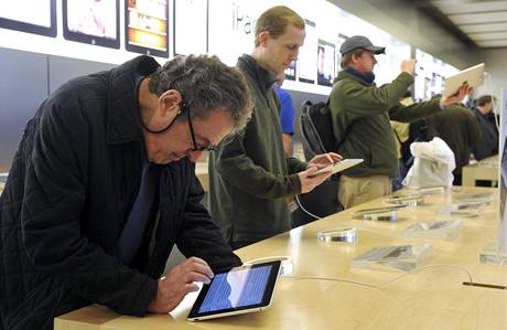 Prvn zkaznci si kupuj nov iPad od spolenosti Apple. (3. dubna 2010)
