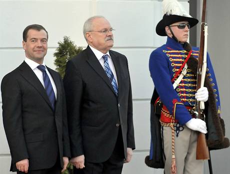Rusk prezident Dmitrij Medvedv se svm slovenskm protjkem Ivanem Gaparoviem. (6. dubna 2010)