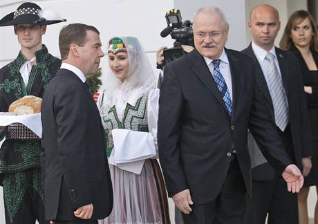 Rusk prezident Dmitrij Medvedv se svm slovenskm protjkem Ivanem Gaparoviem. (6. dubna 2010)