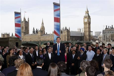 Vdce britskch konzervativc David Cameron 6. dubna 2010 zahjil volebn kampa