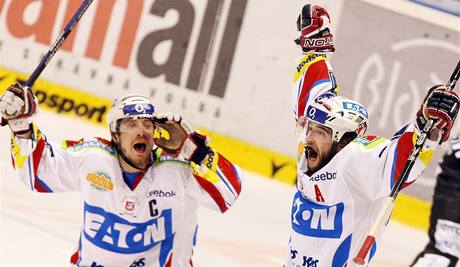 Pardubit hokejist Jan Star (vpravo) a Petr Koukal se raduj z glu v semifinle play-off