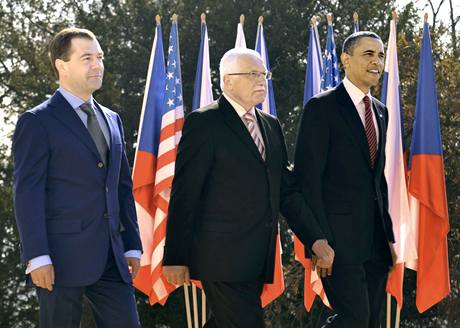 Prezidenti Dmitrij Medvedv, Vclav Klaus a Barack Obama pi schzce na Praskm hrad. (8. dubna 2010)