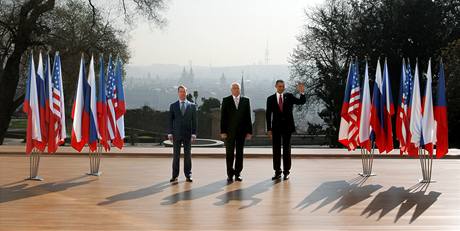 Prezidenti Dmitrij Medvedv, Vclav Klaus a Barack Obama pi spolenm focen v zahradch Praskho hradu. (8. dubna 2010)