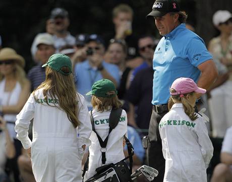 Phil Mickelson se svmi dtmi na exhibici ped Masters 2010.