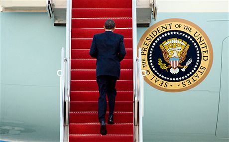 Americk prezident Barack Obama nastupuje do letounu Air Force One ped odletem na summit do Prahy (8. dubna 2010)