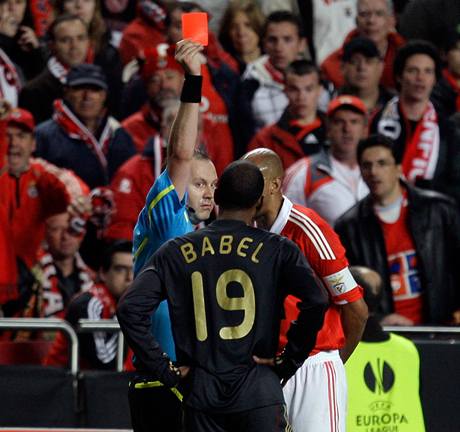 Švédský rozhodčí Jonas Eriksson ukazuje červenou kartu liverpoolskému Ryanu Babelovi v utkání s Benfikou Lisabon. Švédský rozhodčí Jonas Eriksson ukazuje červenou kartu liverpoolskému Ryanu Babelovi v utkání s Benfikou Lisabon.