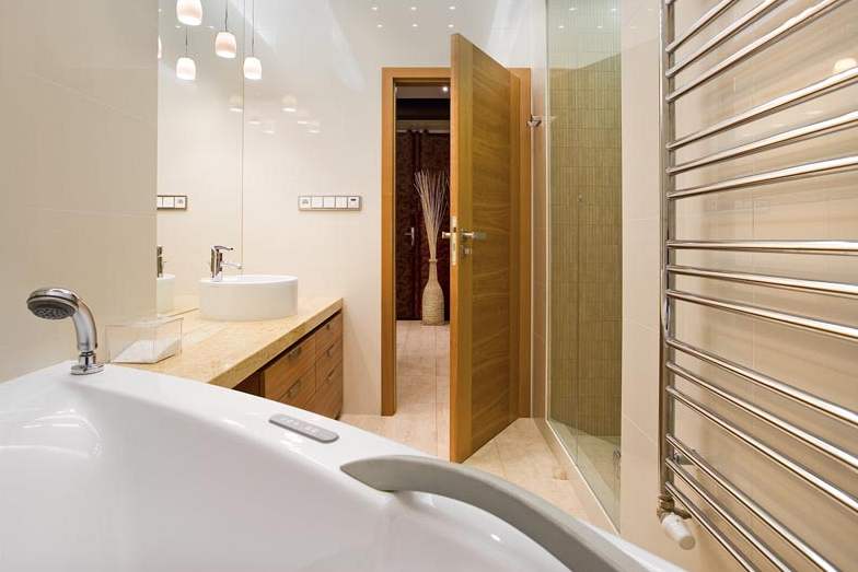 Do zrekonstruované koupelny se vela nejen rohová vana, ale rovn prostorný sprchový kout, umístný v bývalém vstupu do dalího pokoje