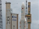 Kosmodrom v Kourou, Francouzsk Guyana: Ariane 5 na vzletov ramp. Sloupy okolo slou jako ochrana proti bleskm.