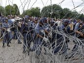 Policie hld soud s dajnmi vrahy bloskho nacionalisty Terreblancheho jihoafrickou hymnu (6. dubna 2010)
