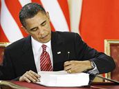 Americk prezident Barack Obama pi podpisu smlouvy START ve panlskm sle na Praskm hrad. (8. dubna 2010)