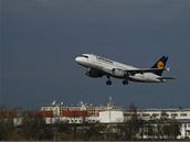 Vcvik posdek nmeck spolenosti Lufthansa na letadle AIRBUS A319 na letiti Vodochody