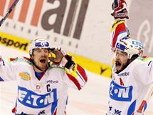 Pardubit hokejist Jan Star (vpravo) a Petr Koukal se raduj z glu v semifinle play-off