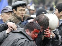 Nepokoje v Kyrgystnu. (7. dubna 2010)