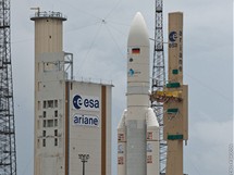 Kosmodrom v Kourou, Francouzsk Guyana: Ariane 5 na vzletov ramp. Sloupy okolo slou jako ochrana proti bleskm.