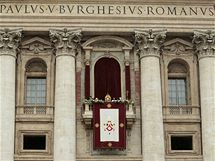 Pape Benedikt XVI. pednesl z lodie vatiknsk baziliky na Svatopetrskm nmst poehnn Urbi et orbi (4. dubna 2010)
