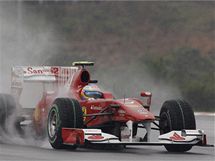 Fernando Alonso s vozem Ferrari v detiv kvalifikaci GP Malajsie.