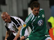 Peter Pekrik z Wolfsburgu (vpravo) obeel Paul Koncheskyho z Fulhamu. 