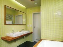 Koupelna v pate. Umyvadlov pult je vyroben z teakovho deva stejn jako obloen vany. Zrcadlov skky architekt navrhl zapustit do zdi.