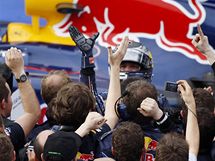 Sebastian Vettel se raduje s mechaniky Red Bullu
