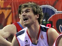 Tiago Splitter z Caja Laboral Vitoria se probj obranou CSKA Moskva