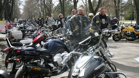 V Podbradech motorkái vystavili své stroje. (3. dubna 2010)