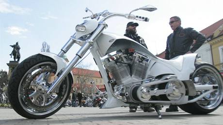 V Podbradech motorkái vystavili své stroje. (3. dubna 2010)