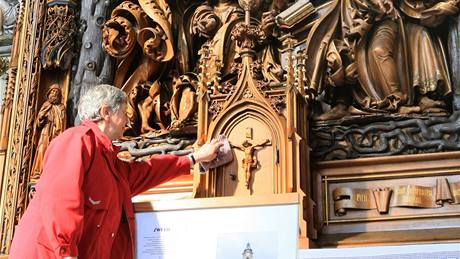 Svtelský oltá usiluje o zápis na seznam Unesco, na snímku Ludmila Pokorná pipravuje mi.