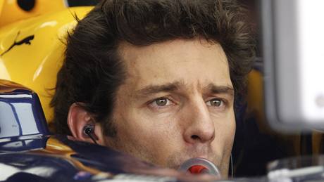 Mark Webber eká na start druhého tréninku na Velkou cenu Malajsie