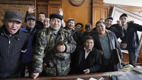 Kyrgyztí povstalci slaví v kancelái uprchlého prezidenta pád vlády. (8. dubna