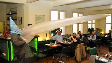 Akce Plastic Pickle Performance zahájila výstavu Herz ist Trumpf Ivana Krajíka v brnnské kavárn Spolek