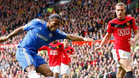 Nemanja Vidi, obránce Manchesteru United (vpravo), se snaí ubránit Didera Drogbu z Chelsea, který stílí gól