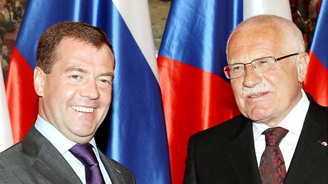Po píletu se ruský prezident Dmitrij Medvedv setkal se svým eským protjkem Václavem Klausem. (7. dubna 2010)