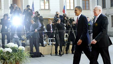 Prezidenti Barack Obama a Václav Klaus procházejí po erveném koberci kolem...