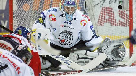 Liberec - Pardubice; Domácí gólman Marek Pinc hypnotizuje puk.