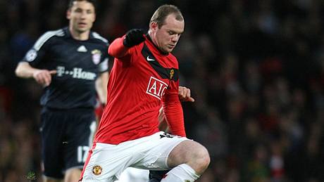Wayne Rooney bojuje v zápase Manchesteru s Bayernem